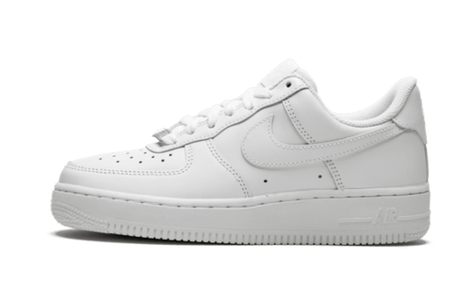 Nike Air Force 1 Low ’07 Triple White, une sneaker blanche à associer au denim