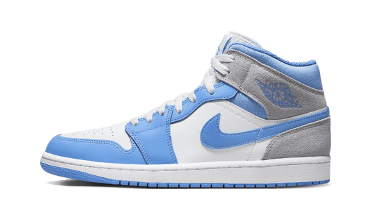 Air Jordan 1 Mid University Blue Grey, vue de profil en bleu ciel, blanc et gris