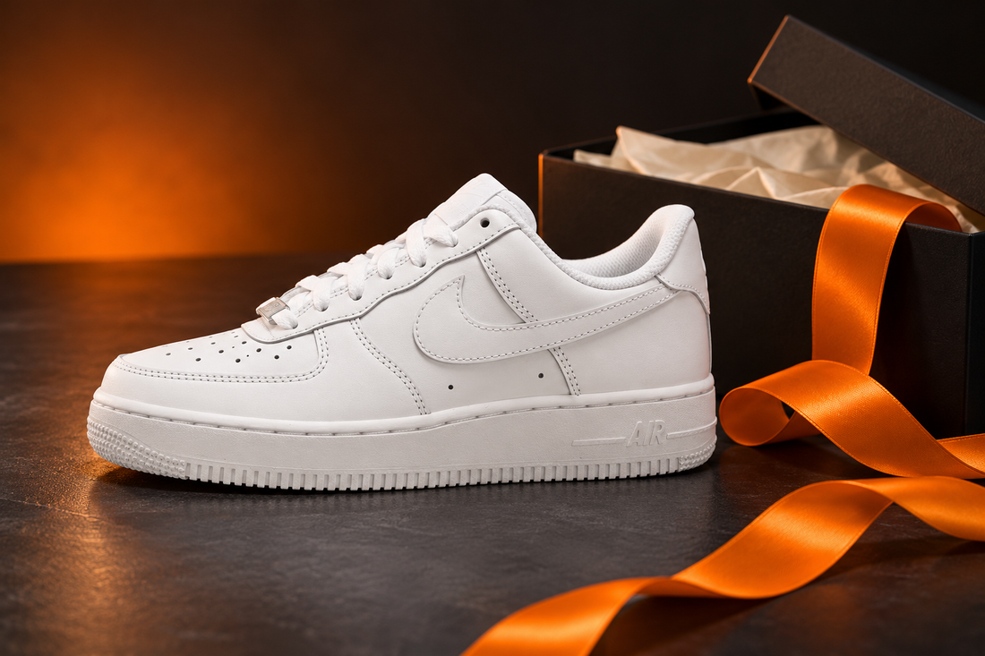 Sneaker blanche, boîte décorative noire et ruban orange, inspiration cadeau