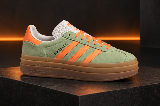 adidas Gazelle Bold verte et orange dans une mise en scène éditoriale sombre