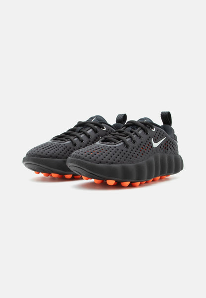 Nike Performance MIND 002 - Chaussures fitness - black/chrome/solar red/hyper crimson Kicks fashion