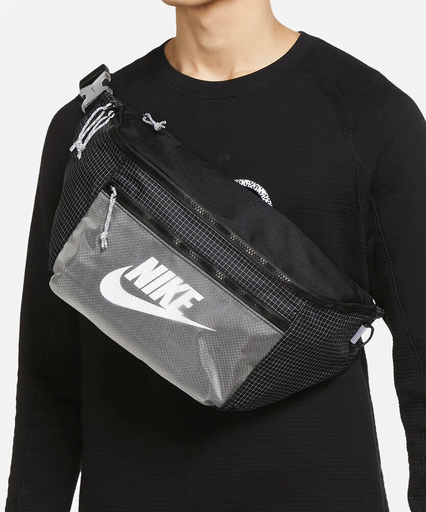 Nike - Tech - Sac banane en tissu ripstop - Noir et gris