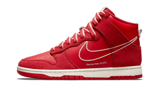 Nike

Dunk High First Use University Red